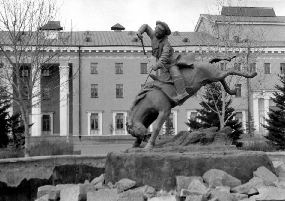 Экспонат #5. Скульптура всадника у здания Театра оперы и балета Монголии. 1962 год
